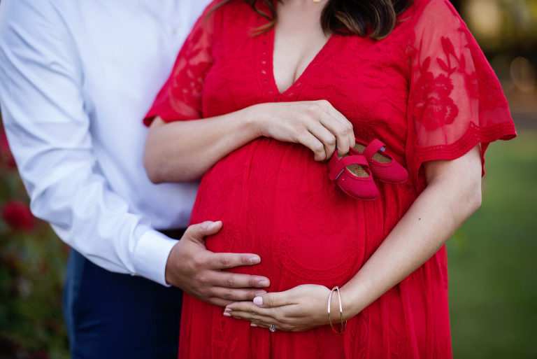 maternity portraits at the Rose Garden