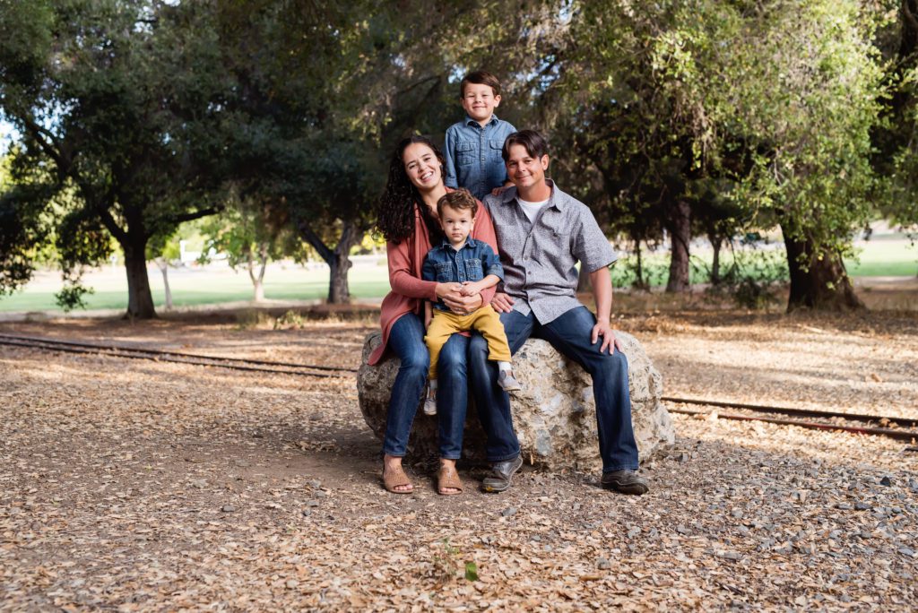 outdoor family portraits at vasona park