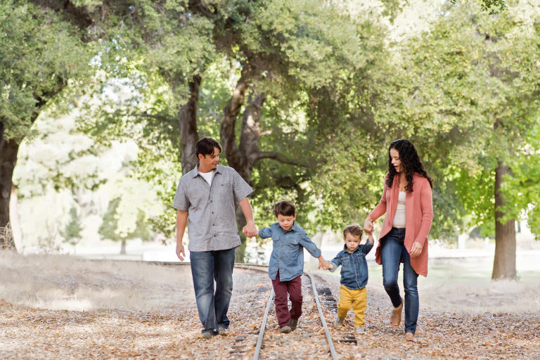 outdoor family portraits at vasona park