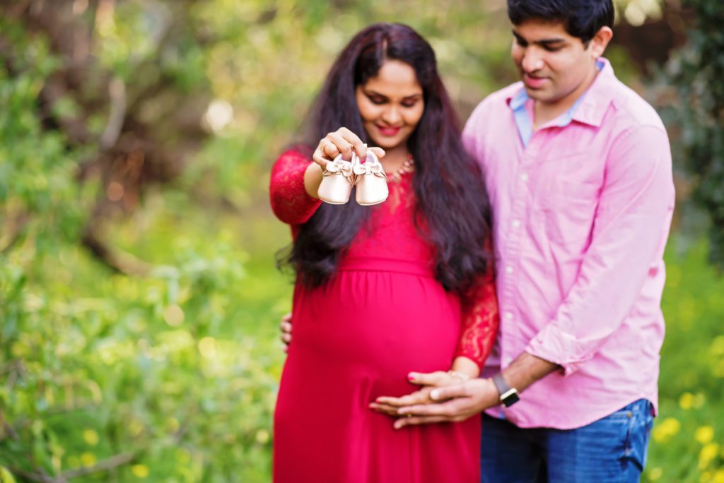how to take candid maternity portraits
