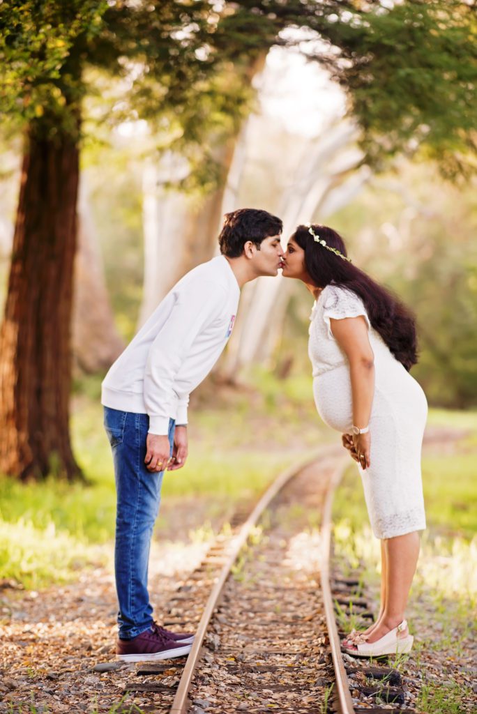 how to take candid maternity portraits