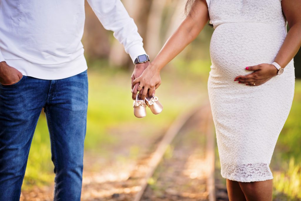 how to take candid maternity portraits