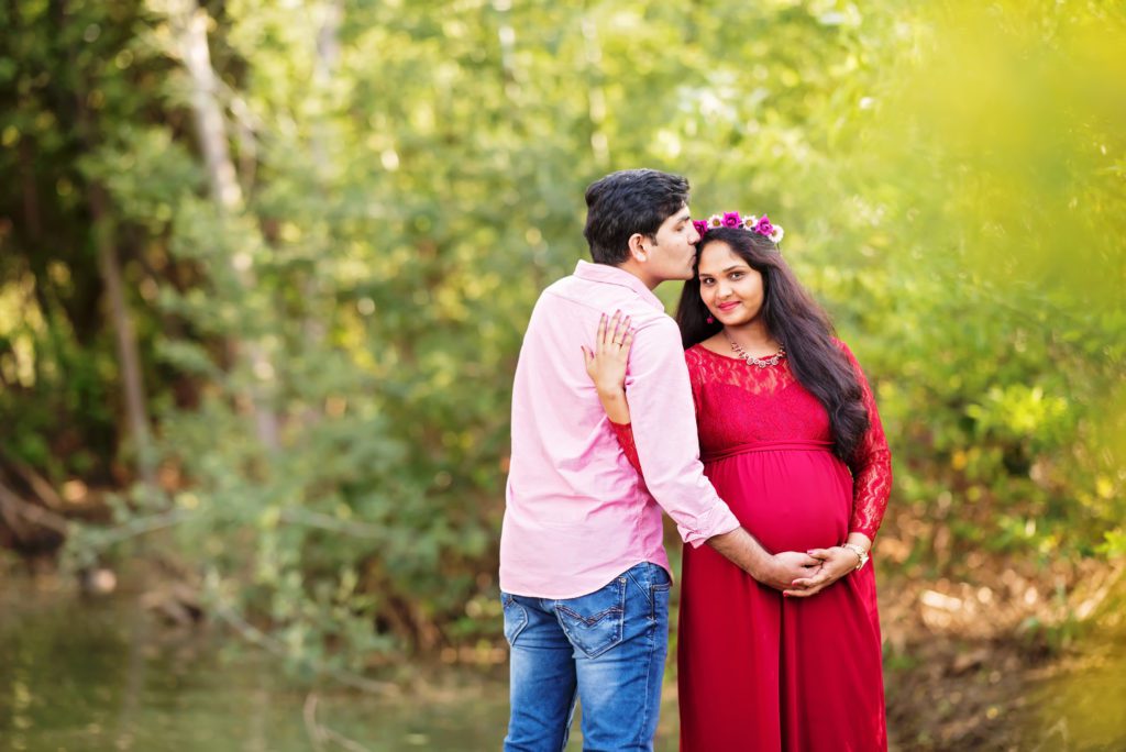 how to take candid maternity portraits