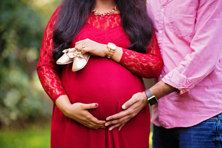 how to take candid maternity portraits