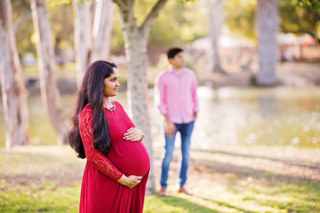 how to take candid maternity portraits