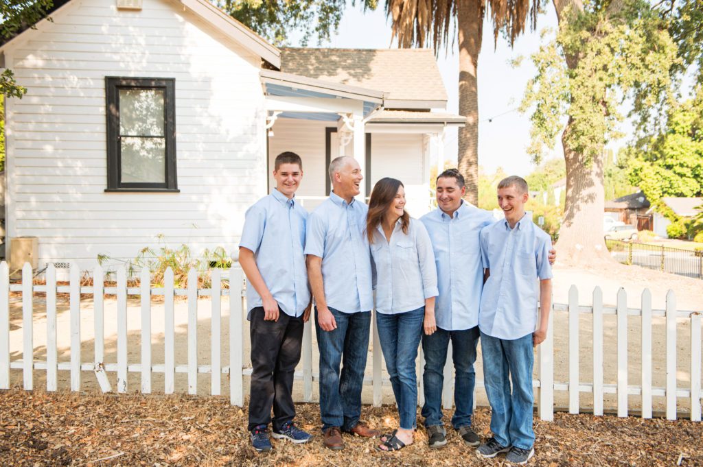 How To Get Men To Enjoy Taking Family Portraits Without Bribing Them