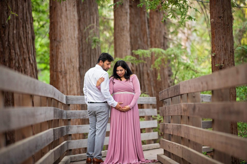 maternity portraits at the redwood nature preserve