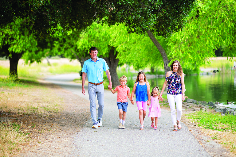 family portrait poses that kids love