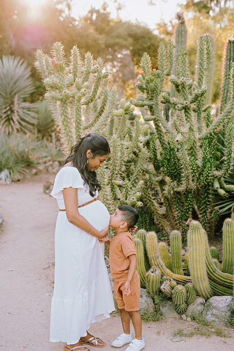 How to Keep Young Kids Engaged During Maternity Portraits