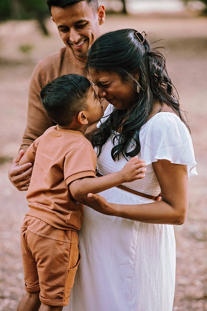 How to Keep Young Kids Engaged During Maternity Portraits