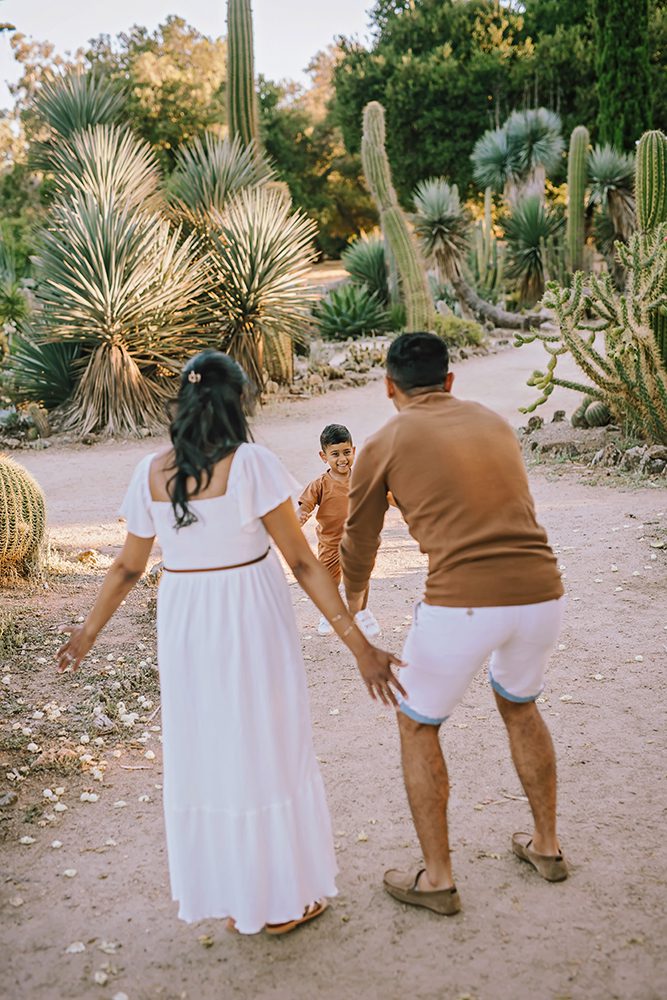 How to Keep Young Kids Engaged During Maternity Portraits