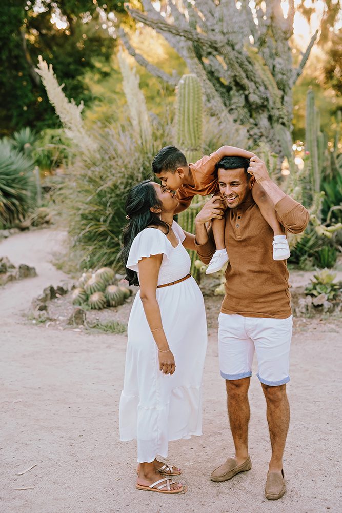 How to Keep Young Kids Engaged During Maternity Portraits