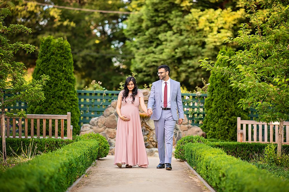 Golden Hour Maternity Portraits At The Elizabeth Gamble Garden
