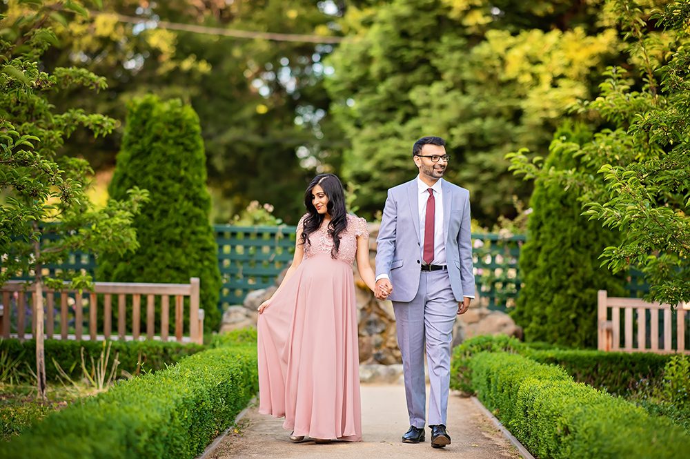 Golden Hour Maternity Portraits At The Elizabeth Gamble Garden