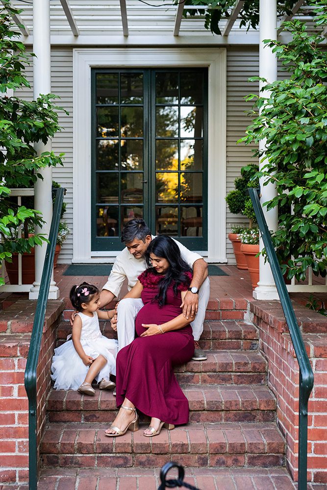 evening maternity pictures at the Elizabeth Gamble Garden