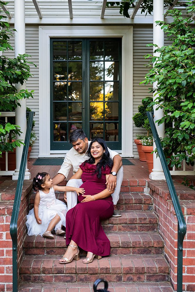 evening maternity pictures at the Elizabeth Gamble Garden