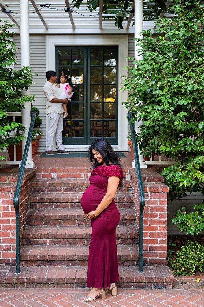 evening maternity pictures at the Elizabeth Gamble Garden