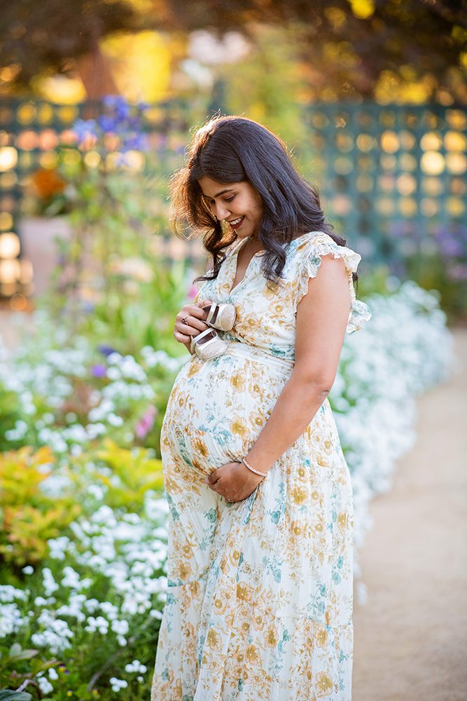 evening maternity pictures at the Elizabeth Gamble Garden