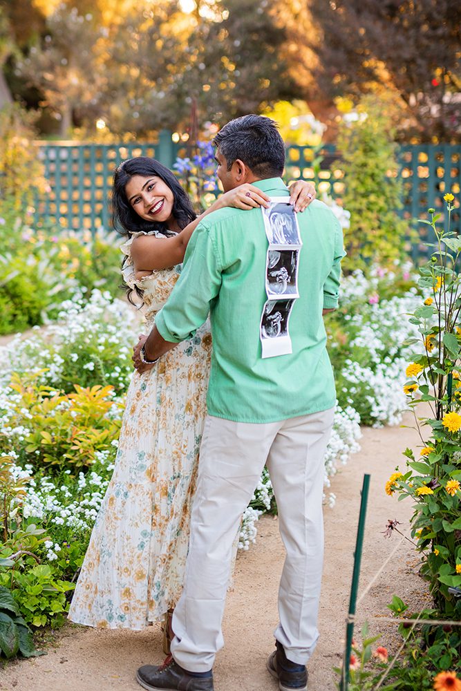evening maternity pictures at the Elizabeth Gamble Garden