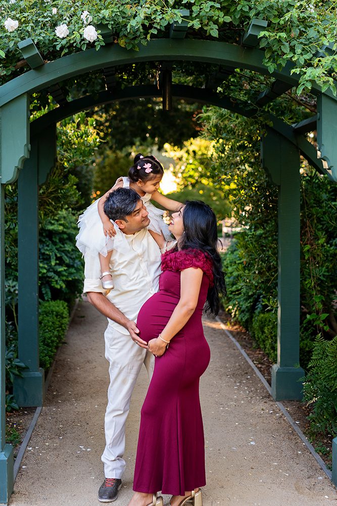evening maternity pictures at the Elizabeth Gamble Garden