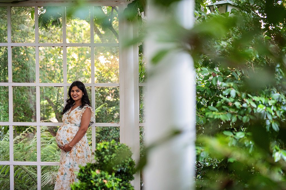 evening maternity pictures at the Elizabeth Gamble Garden