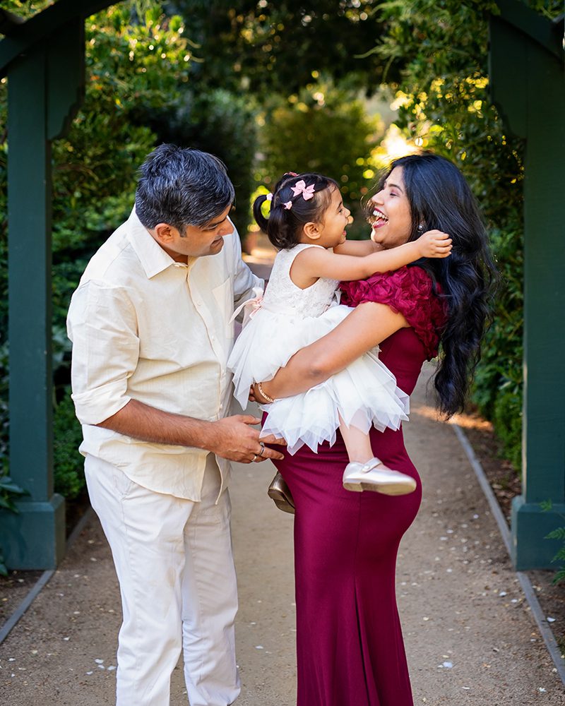 evening maternity pictures at the Elizabeth Gamble Garden