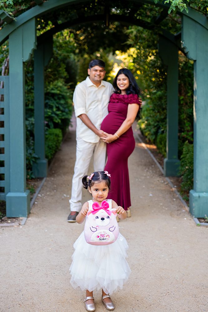evening maternity pictures at the Elizabeth Gamble Garden