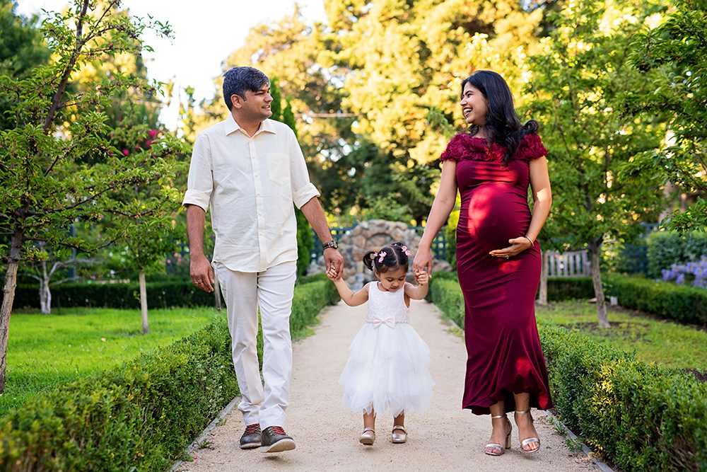 evening maternity pictures at the Elizabeth Gamble Garden