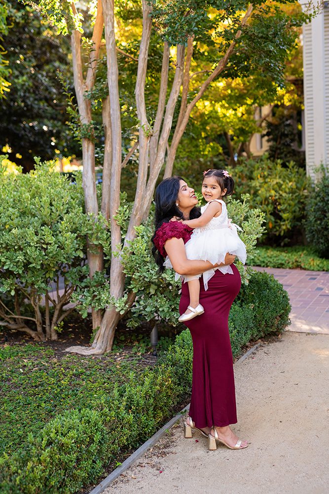 evening maternity pictures at the Elizabeth Gamble Garden