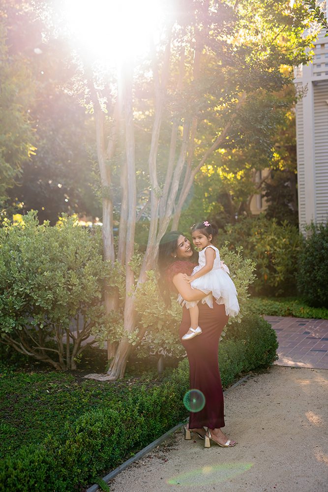 evening maternity pictures at the Elizabeth Gamble Garden