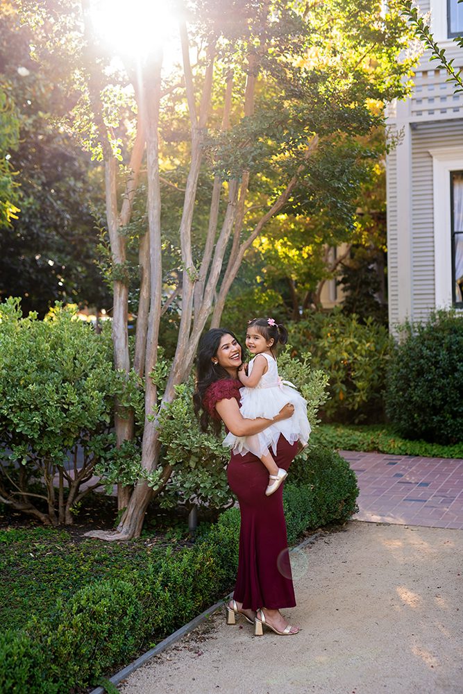 evening maternity pictures at the Elizabeth Gamble Garden