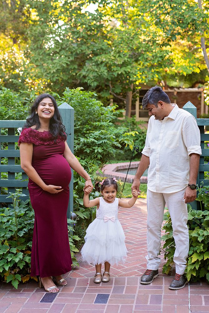 evening maternity pictures at the Elizabeth Gamble Garden
