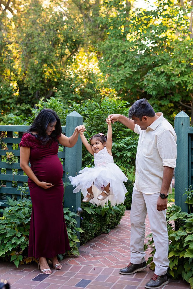 evening maternity pictures at the Elizabeth Gamble Garden